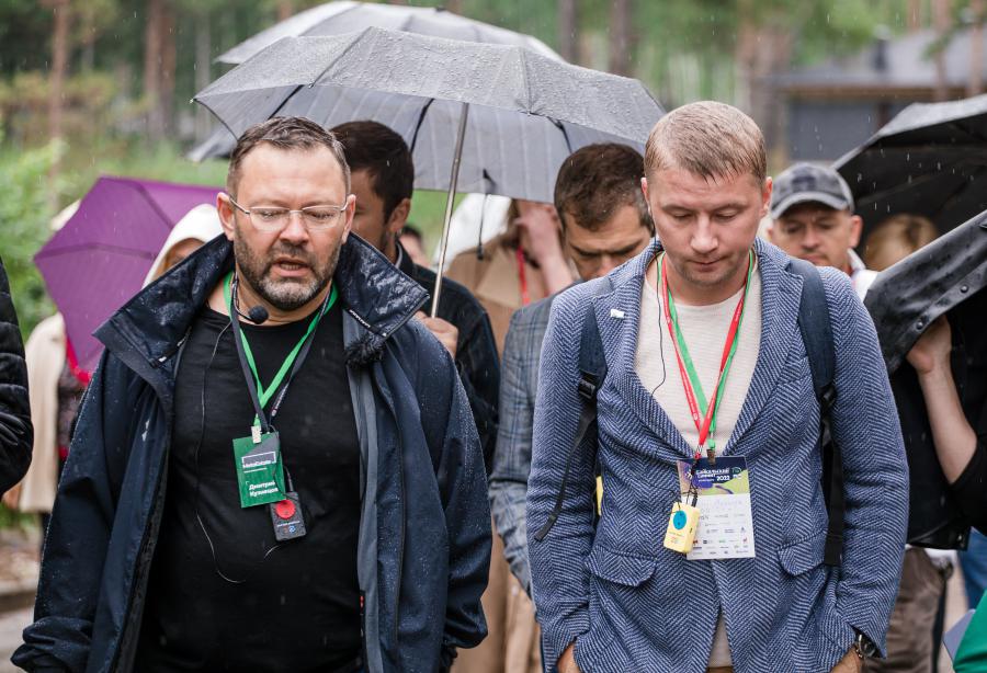 <p>Дмитрий Кузнецов (слева). Экскурсия в поселок "Патроны Парк". Фото предоставлены компанией.</p>
