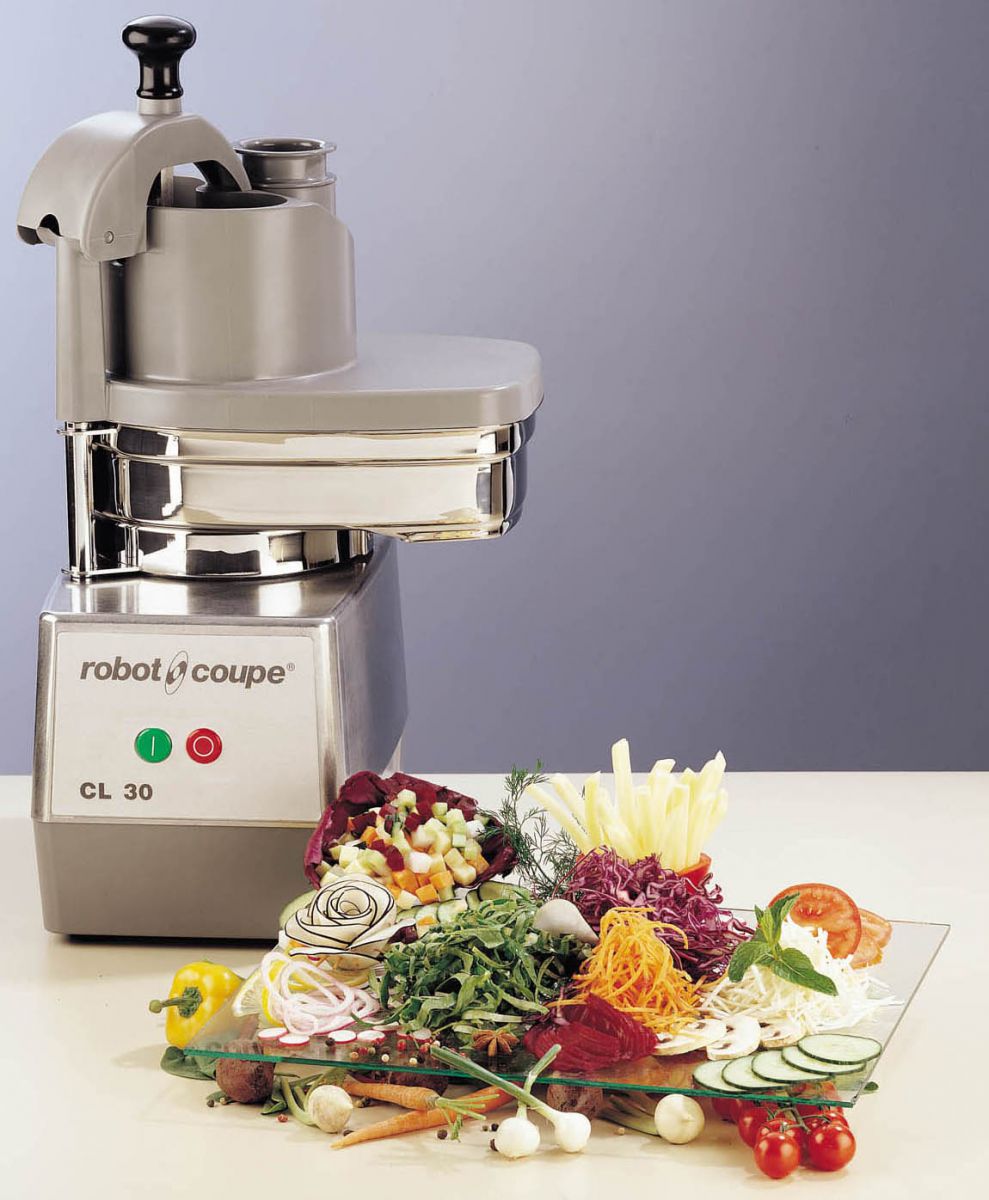 Овощерезка ROBOT COUPE CL30 может нарезать овощи множеством различных способов: дисками и кольцами, волнистыми ломтиками, соломкой, кубиками разных размеров. Кроме этого CL30 сможет натереть картофель для драников, редьку для салата и даже твёрдый сыр для пиццы