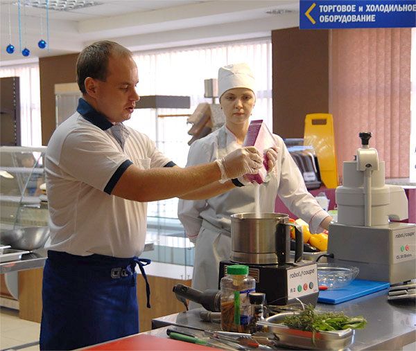 Дмитрий Унцин и Анна Щербина продемонстрировали возможности теплового и электромеханического оборудования на профессиональной кухне. С помощью куттера ROBOT COUPE R2 специалисты измельчили травы и соль крупного помола