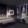 Из лучших комнат пятизвездочного Trump Hotel в Чикаго открывается обзор на башню с часами Wrigley Building.