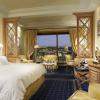 Постояльцы пентхауса Rome Cavalieri Waldorf Astoria просыпаются с видом на площадь и собор Святого Петра.