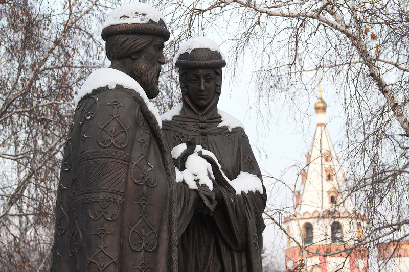 Сергиев посад памятник петру и февронии. Памятник Петру и Февронии в Иркутске. Памятник Петру и Февронии в Ярославле. Памятник святым Петру и Февронии Муромским Иркутск. Памятник Петру и Февронии Сергиев Посад.