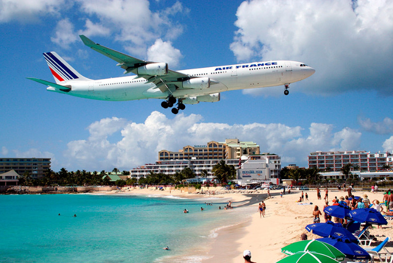 2. Самолет заходит на посадку над пляжем Махо на острове Сен-Мартен (Фото: St...