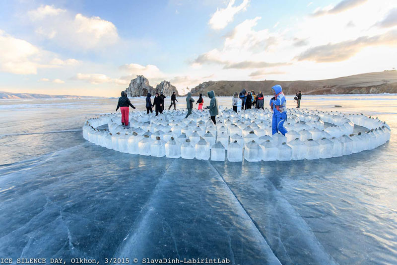 Посмотри ка на этот ледовый лабиринт. Ледяной Лабиринт на Байкале. Ледовый фестиваль на Ольхоне. Ледовые лабиринты Байкала. Круглые ледяные острова.