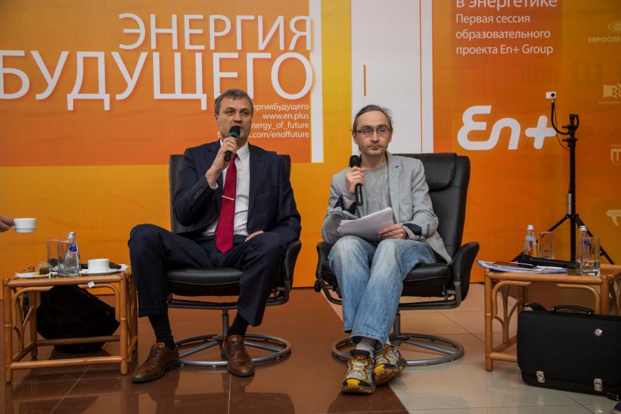 <p>Генеральный директор «Иркутскэнерго» Олег Причко (слева) и писатель-фантаст Леонид Каганов (справа)</p>
