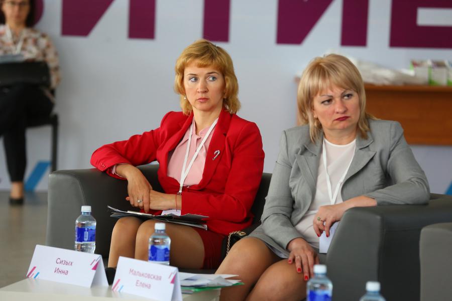 <p>Инна Сизых, Байкалкредобанк (слева), Елена Мальковская, Сбербанка (справа)<br />
Фото: А. Фёдоров</p>
