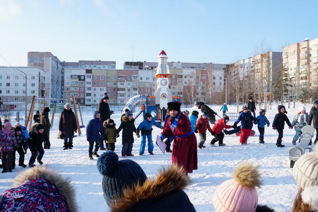 В братске на детской. В братске на детской. Детская площадка по улице советской 6 братск. Ракета детская площадка. Братский садик.