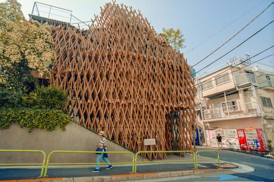 <p><a href=\"https://kkaa.co.jp/works/architecture/sunny-hills-japan/\" target=\"_blank\">Магазин Sunny Hills (Тайвань)</a></p>

<p>Одна из самых известных и узнаваемых работ Кэнго. Выполненный в форме бамбуковой корзины дом для тайваньской кондитерской компании был создан при помощи традиционного японского метода строительства, без гвоздей и клея.</p>

<p>https://kkaa.co.jp/works/architecture/sunny-hills-japan/</p>
