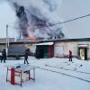 Склад с газовыми баллонами и машинами загорелся в Иркутске на площади 1200 квадратов