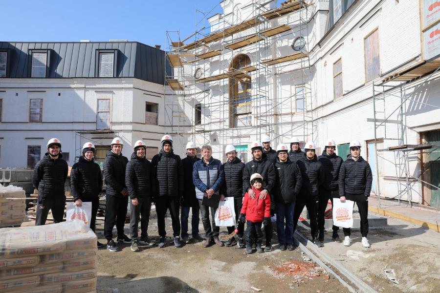 <p>Строительство Курбатовских бань в Иркутске, март 2023 г..<br />
Стройплощадку посетили молодые  хоккеисты иркутской команды «Байкал-Энергия».<br />
Фото: Лора Гулл</p>
