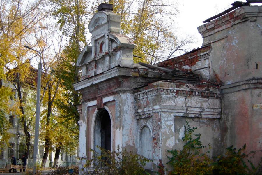 <p>Долгие годы «руины» Курбатовских бань оставались позорным пятном в самом центре Иркутска.<br />
Фото из архива семьи Муровых, 2005 год.</p>
