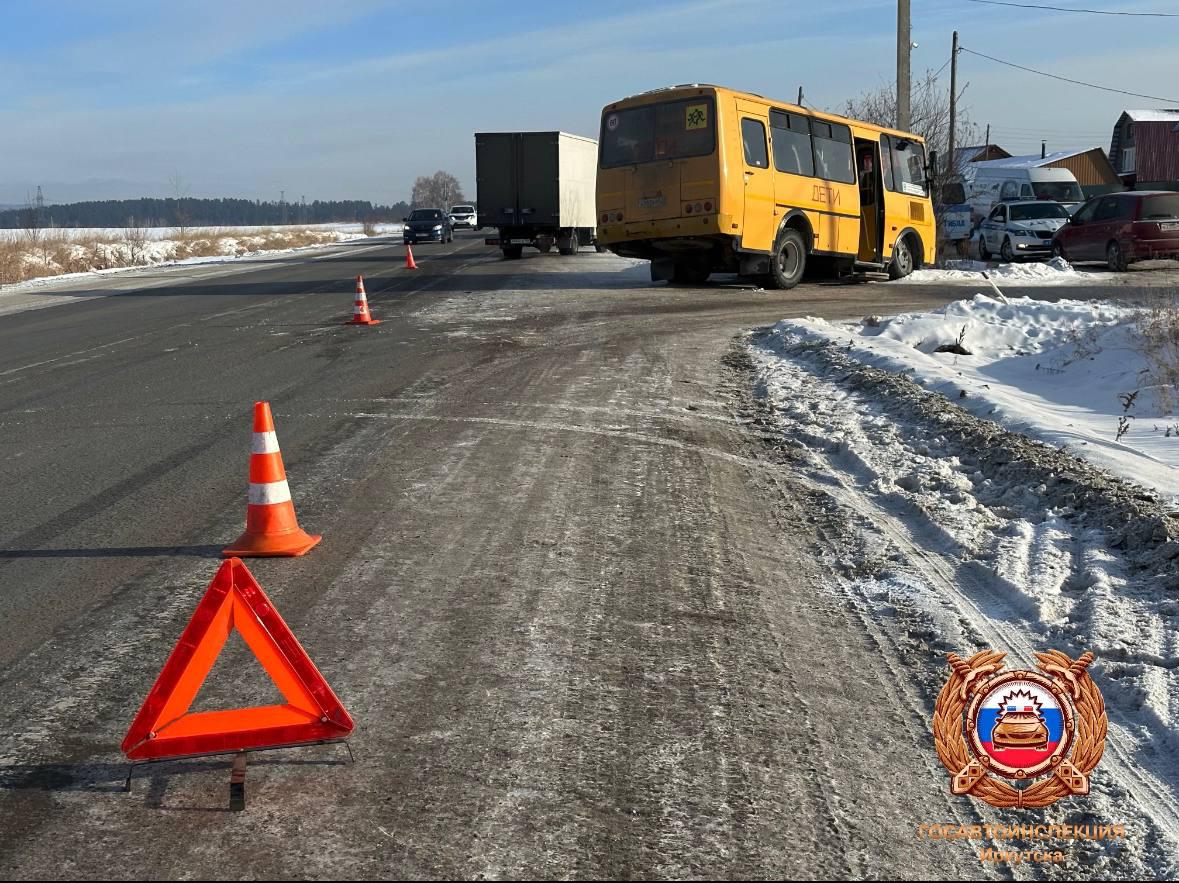 Авария с участием грузовика и школьного автобуса произошла в Иркутском  районе. - СИА